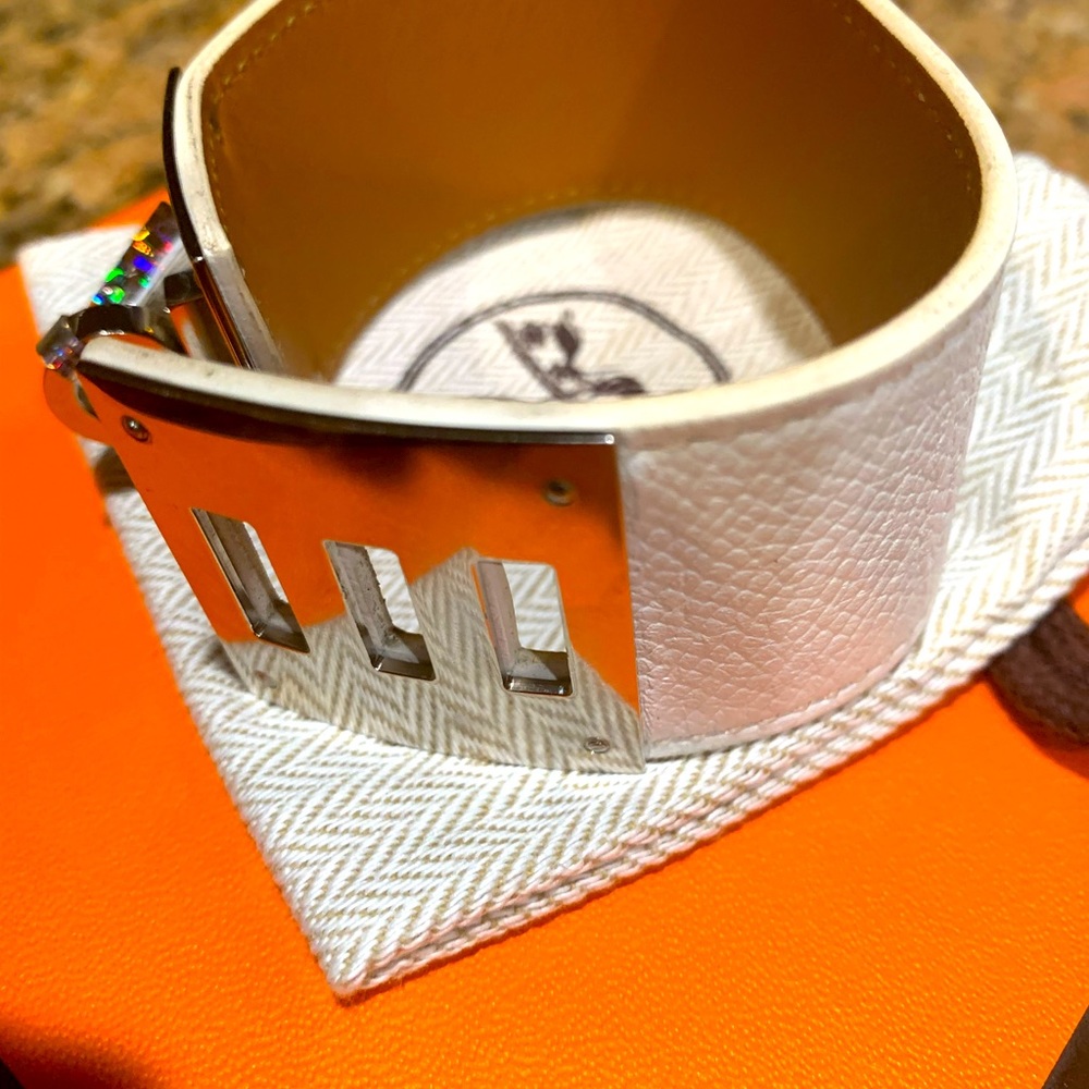 HERMES Absolutely gorgeous like new authentic, white T2 Kelly Dog Hermes bracel…